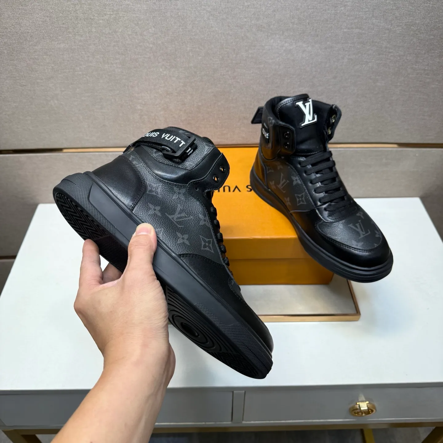 ⬛️Men's shoes 💰p420 [LV～] Men's high-top casual shoes 2025z cabinet sales simultaneously 🔶Size: 38-44 #️⃣ 🔷2 colors🔜The upper is made of multi-material splicing➕Mesh lining, comfortable and breathable, sole: original comfortable and wear-resistant outsole, ⚠️real thing📱photographed🎬real thing is better📢📢📢